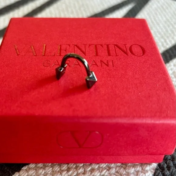 VALENTINO Unique Gunmetal Elegant Jewelry Piece - Picture 4 of 16